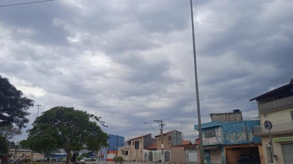 Sol aparece entre nuvens e previsão é de temperaturas amenas nesta terça-feira