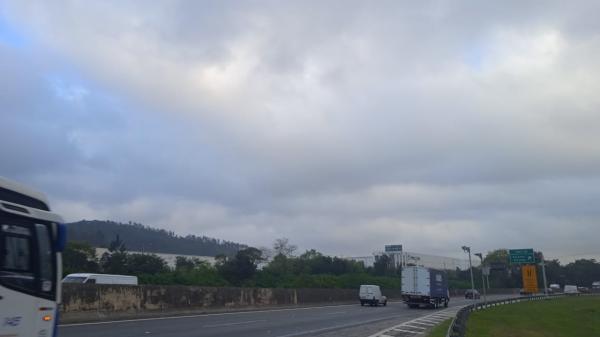 Quinta-feira com céu encoberto e sensação de frio em Cajamar