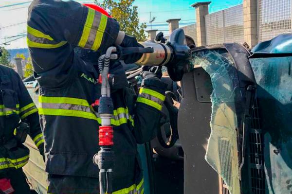 Bombeiros de Cajamar fazem treinamento para salvar vítimas de acidentes de trânsito