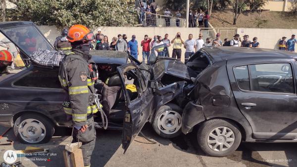 Motorista fica ferido após bater em outro carro em Santana de Parnaíba 