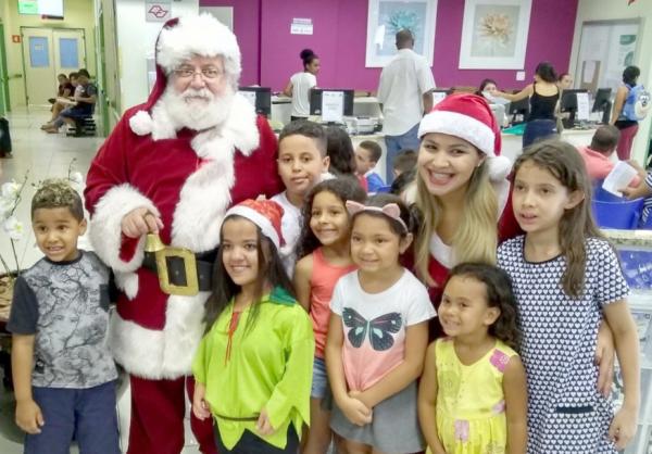 Crianças internadas no HMB recebem visita do Papai Noel