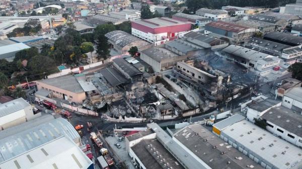 Mãe e três filhos morrem em incêndio em fábrica de Barueri