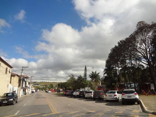 Semana começa com tempo encoberto, mas temperatura volta a subir na terça-feira