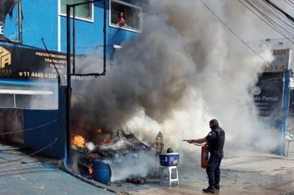 Incêndio atinge barraca de lanches na Av. Tenente Marques no Polvilho