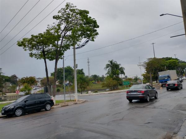 Céu fica parcialmente nublado, com temperaturas amenas e previsão de garoa