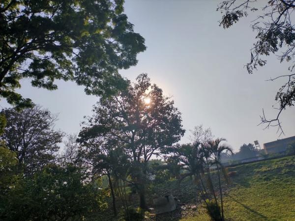 Sexta-feira com calor e pancadas de chuva na região; final de semana será de tempo instável 