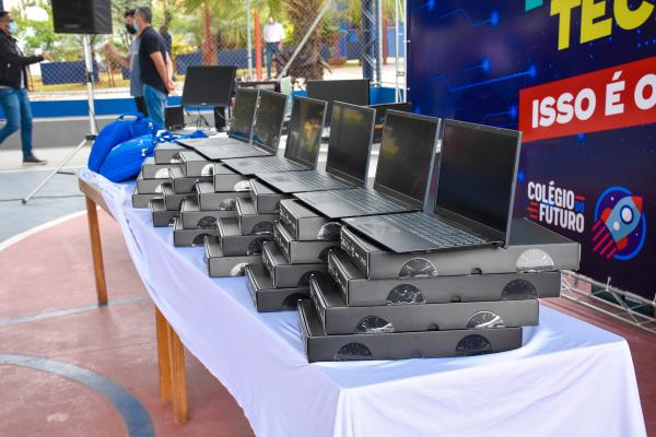 Prefeitura entrega computadores para as unidades do Colégio do Futuro em Cajamar