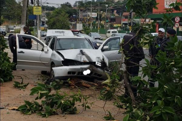 Motorista fica ferido após perder controle de carro e bater em árvore no Polvilho