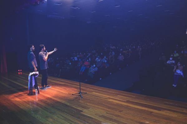 Santana de Parnaíba recebe programação de shows de comédia stand up na Arena de Eventos