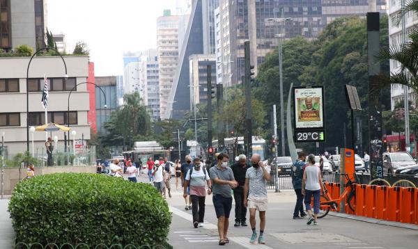 Governo de SP pode liberar uso de máscaras em locais abertos em dezembro