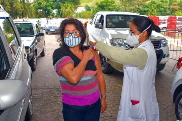 Idosos e profissionais da Saúde seguem recebendo 3ª dose em Cajamar