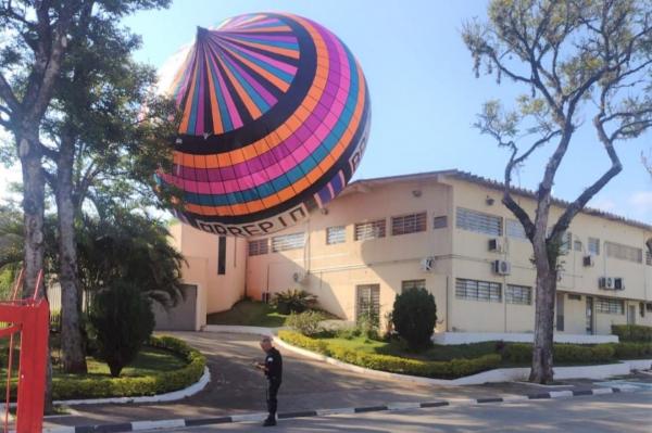 Balão de grande porte cai em prédio da Prefeitura de Cajamar 