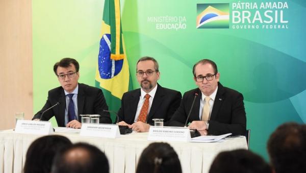 MEC anuncia implantação do programa cívico-militar em 54 escolas em 2020