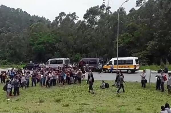 Funcionários terceirizados dos Correios protestam em Cajamar