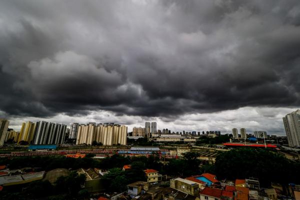 Após mortes e deslizamentos, SP continua com chuvas fortes nesta segunda.