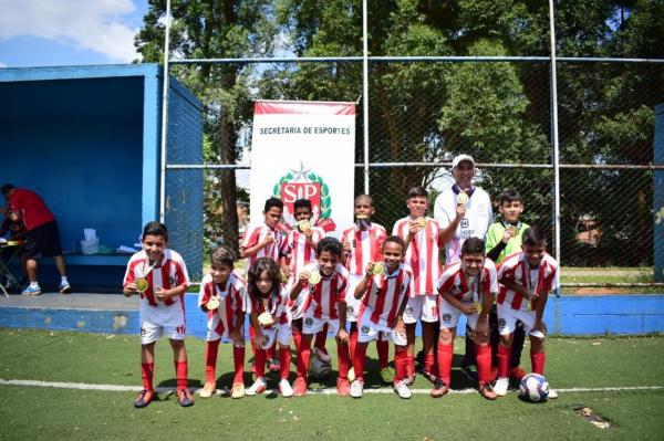 Equipe de futebol Sub-11 de Cajamar é campeã de campeonato estadual