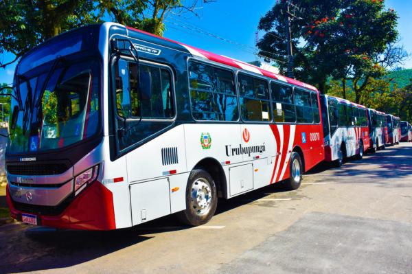 Cajamar promove aumento de frota e entrega 8 ônibus novos com ar-condicionado