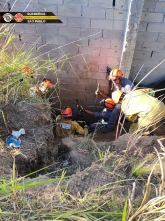 Cajamar: deslizamento de barranco em obra deixa pedreiro soterrado