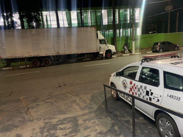 Ladrão é preso após abandonar caminhão desgovernado na rodovia