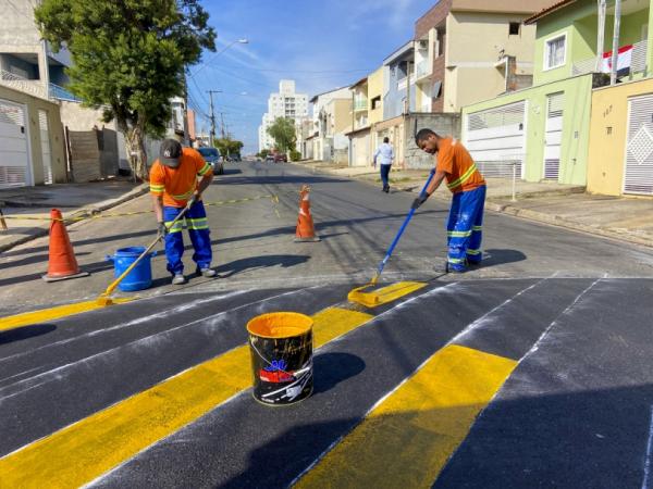 Cajamar realiza instalação de lombadas na Avenida das Açucenas