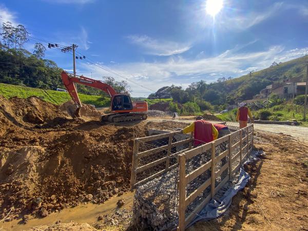 Prefeitura constrói nova ponte no Km 43