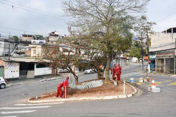 Prefeitura realiza reformas em praças do Parque São Roberto