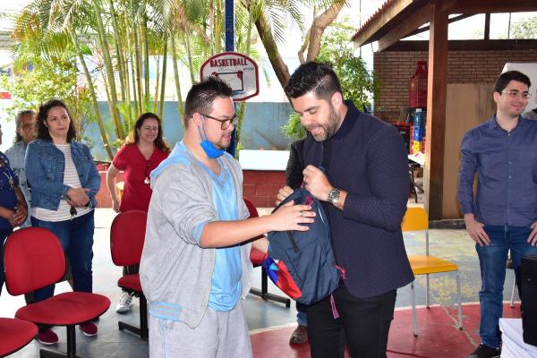 Em ação inédita, Danilo Joan entrega uniformes para APAE