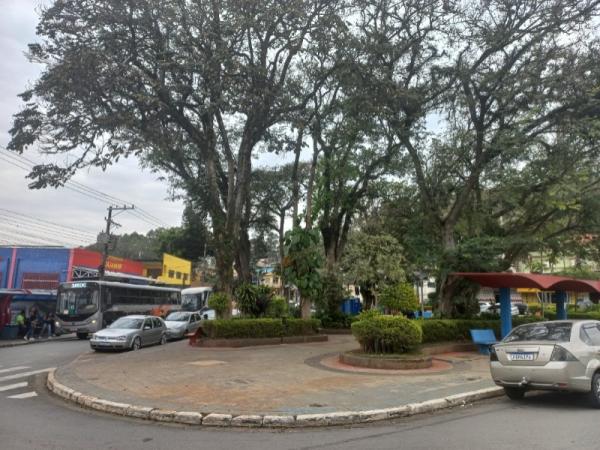 Manhã com céu encoberto e previsão de chuva em Cajamar