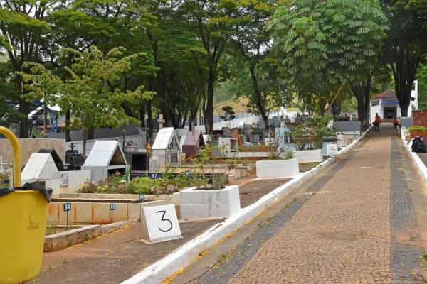 Prefeitura de Cajamar prepara cemitério para o Dia de Finados