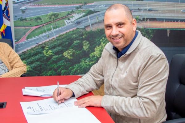 Marcos Tonho assina contrato da construção do novo Colégio Chácara Solar