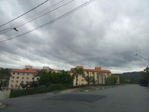 Semana começa com muitas nuvens e tempo abafado 