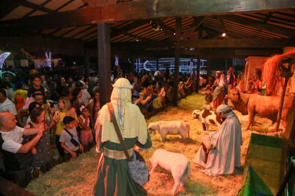 Abertura do tradicional Natal de Luz recebe milhares de pessoas