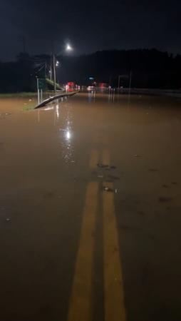 Chuva de 86mm alaga bairros e ruas em Cajamar 