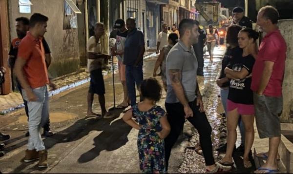 Danilo Joan presta auxílio às famílias que tiveram casas atingidas pelas fortes chuvas