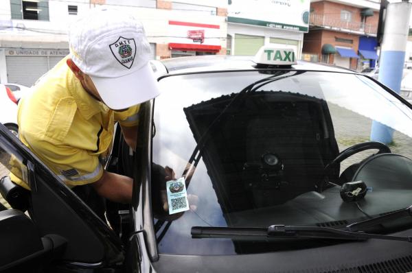 Taxistas que trabalham em Cajamar devem solicitar renovação anual de alvará 