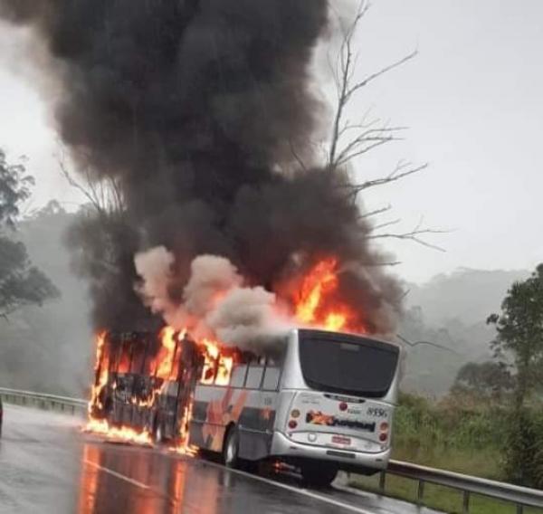 Ônibus pega fogo no km 44 da Via Anhanguera, em Cajamar