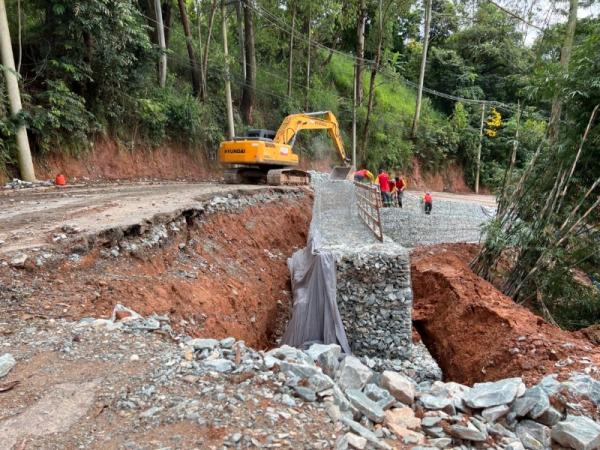 Prefeitura realiza reparos e manutenção pela cidade após fortes chuvas