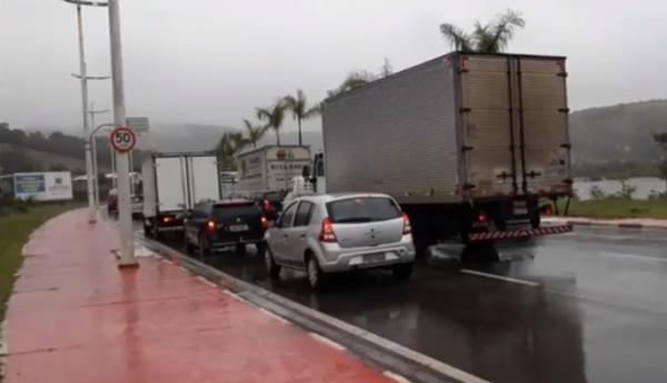 Chuva causa interdição parcial de ponte que liga o Centro Histórico e a região da Fazendinha em Santana de Parnaíba