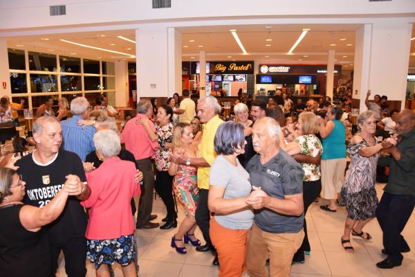 Anhanguera Parque Shopping realiza “Baile da Melhor Idade”