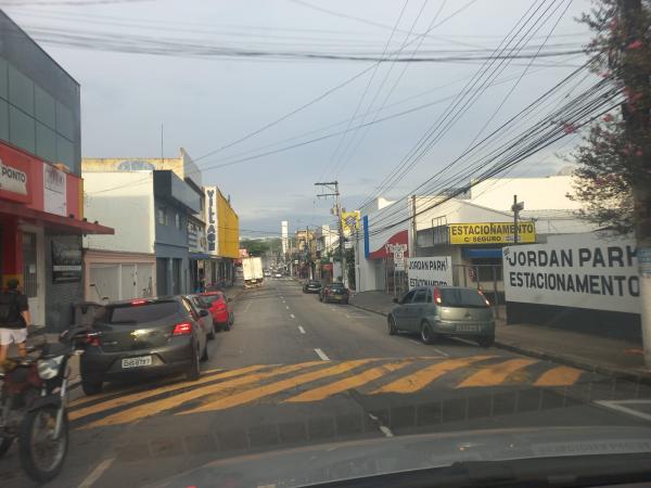 Manhã de segunda-feira (17) termina com céu nublado, sensação de calor e temperaturas em elevação na cidade