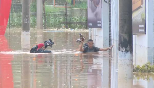 Chuva alaga ruas e comércio de Franco da Rocha