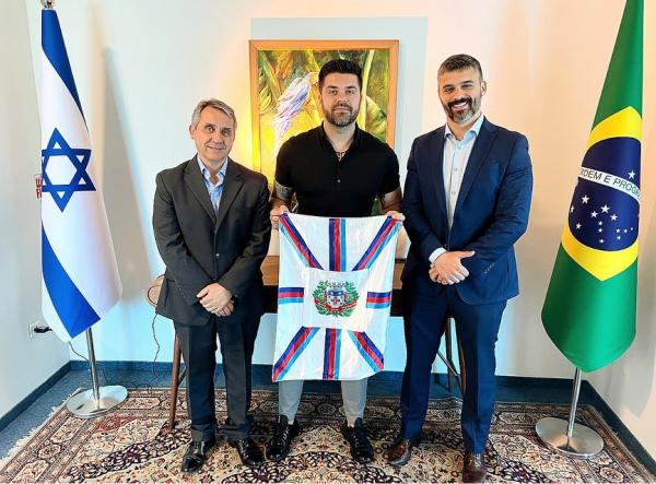 Danilo Joan foi recebido na Embaixada do Brasil em Israel