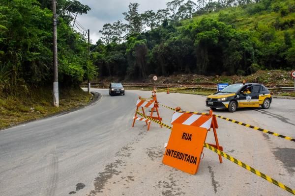 Estrada do Limoeiro segue parcialmente interditada após equipes da Prefeitura de Cajamar constatarem afundamento da via