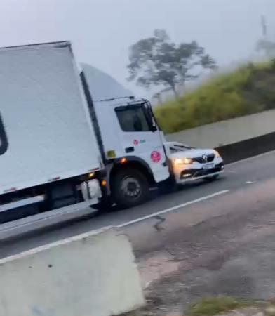 Caminhoneiro sofre tentativa de assalto e arrasta carro de suspeitos na Anhanguera