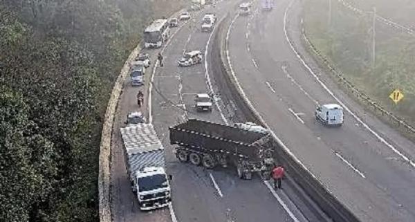 Colisão entre veículos bloqueia rodovia Anhanguera em Cajamar