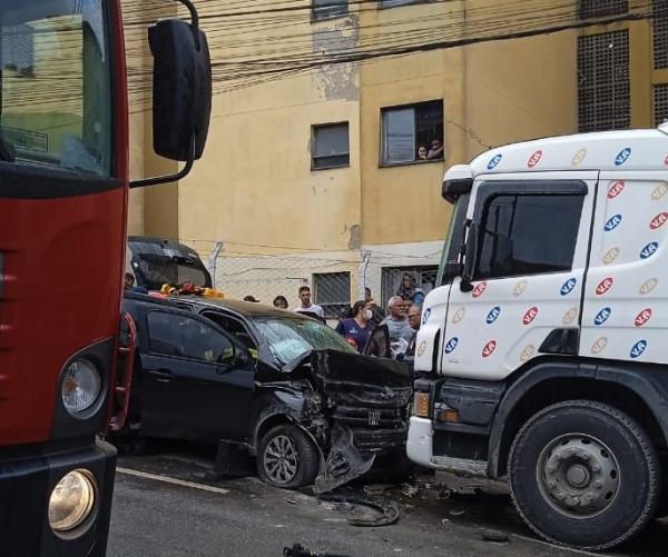 Carro invade a contramão e colide com carreta em avenida de Cajamar 