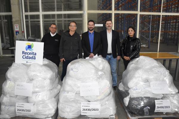 Fundo Social recebe doações de roupas da Receita Federal