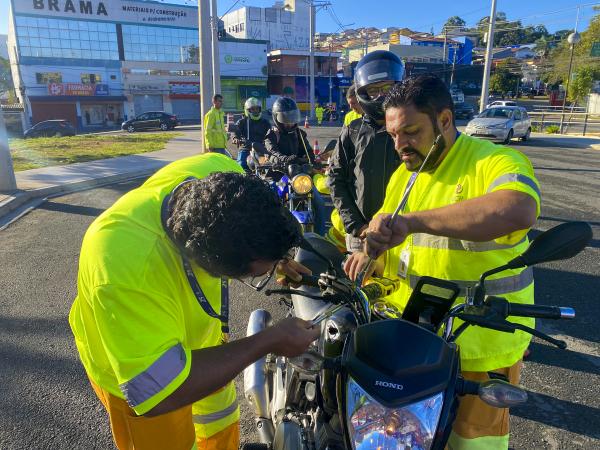 Prefeitura e CCR AutoBAn promoveram evento de conscientização e instalaram 470 antenas corta-pipa em motocicletas