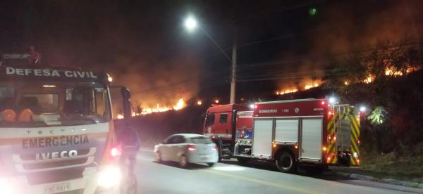 Defesa Civil e Corpo de Bombeiros atendem casos de incêndio em avenida de Cajamar