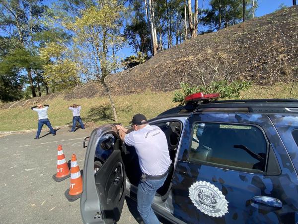 Alunos da Guarda Municipal de Cajamar recebem treinamento de direção defensiva e abordagens